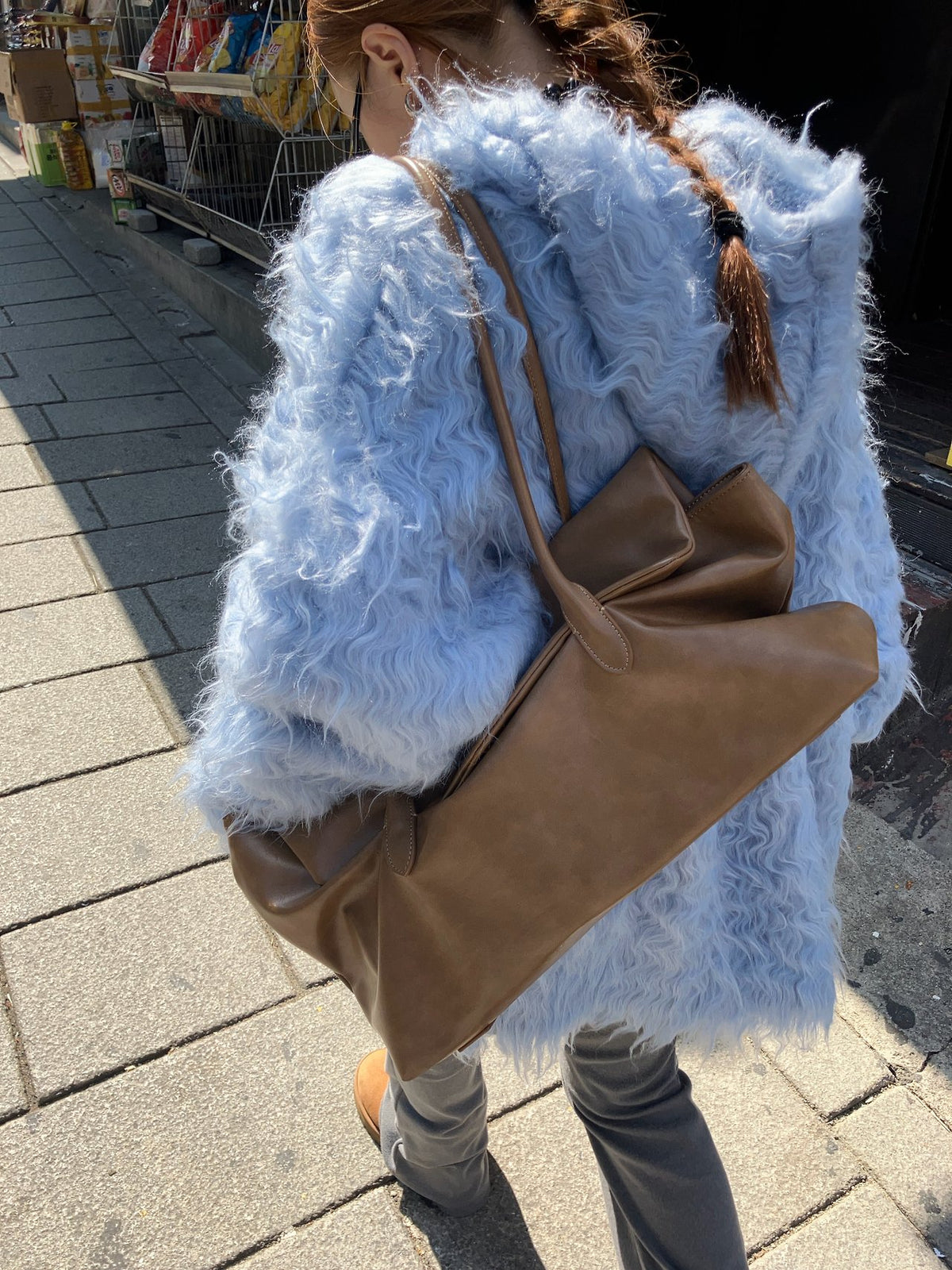 スカイブルーのカーディガン 後ろ姿