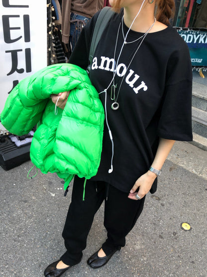 ブラックロゴTシャツのストリートコーデ