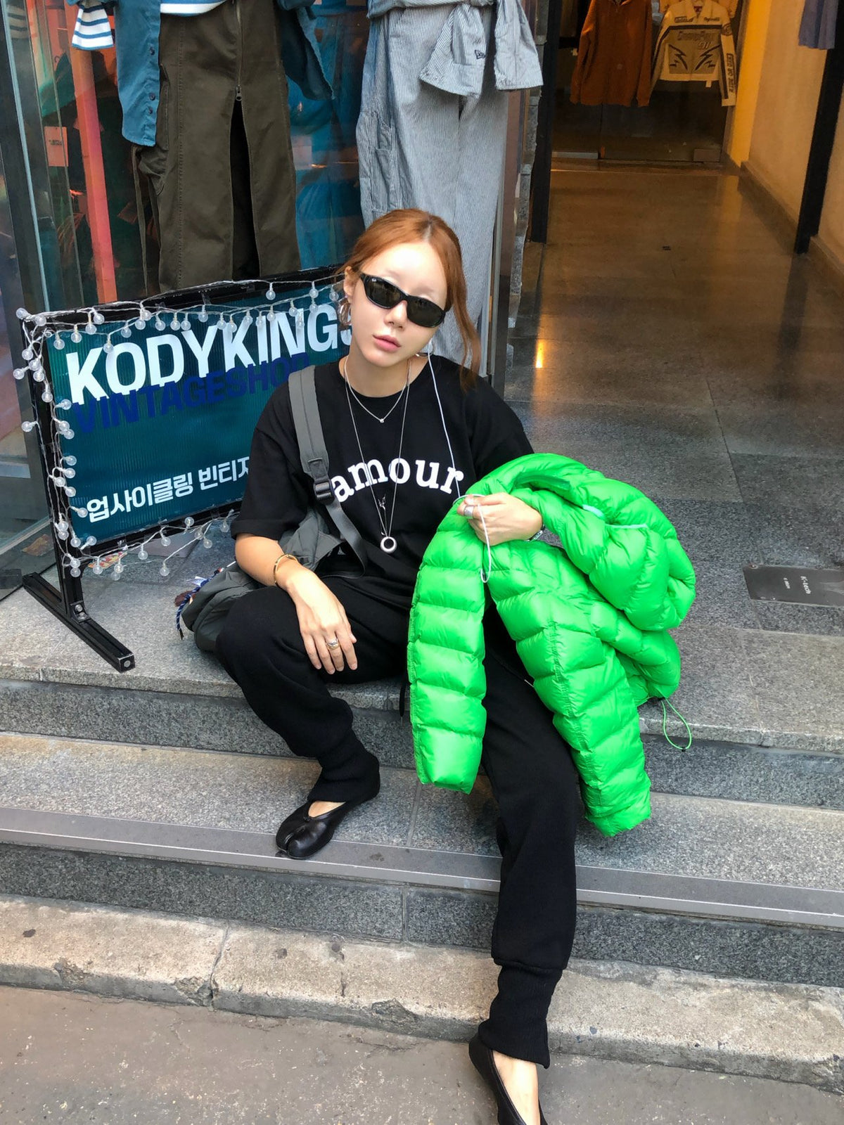 ブラックTシャツのストリートカジュアルコーデ
