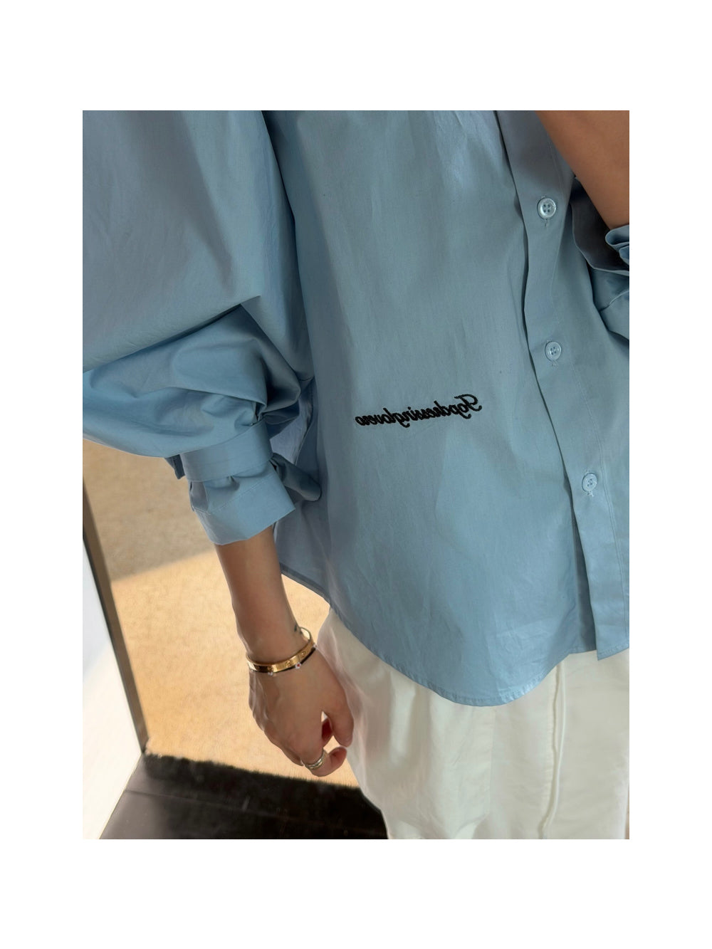 Mood Dotto Shirt ポケットライン ロゴ刺繍 ディテール アップ ブルー