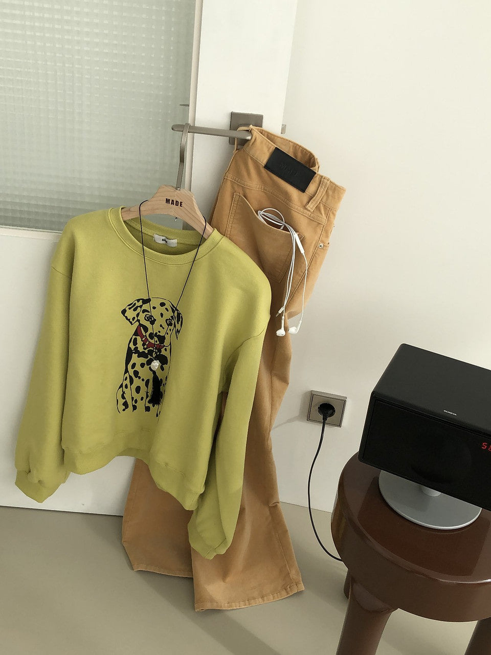 ベルベットパンツとスウェットのスタイリング