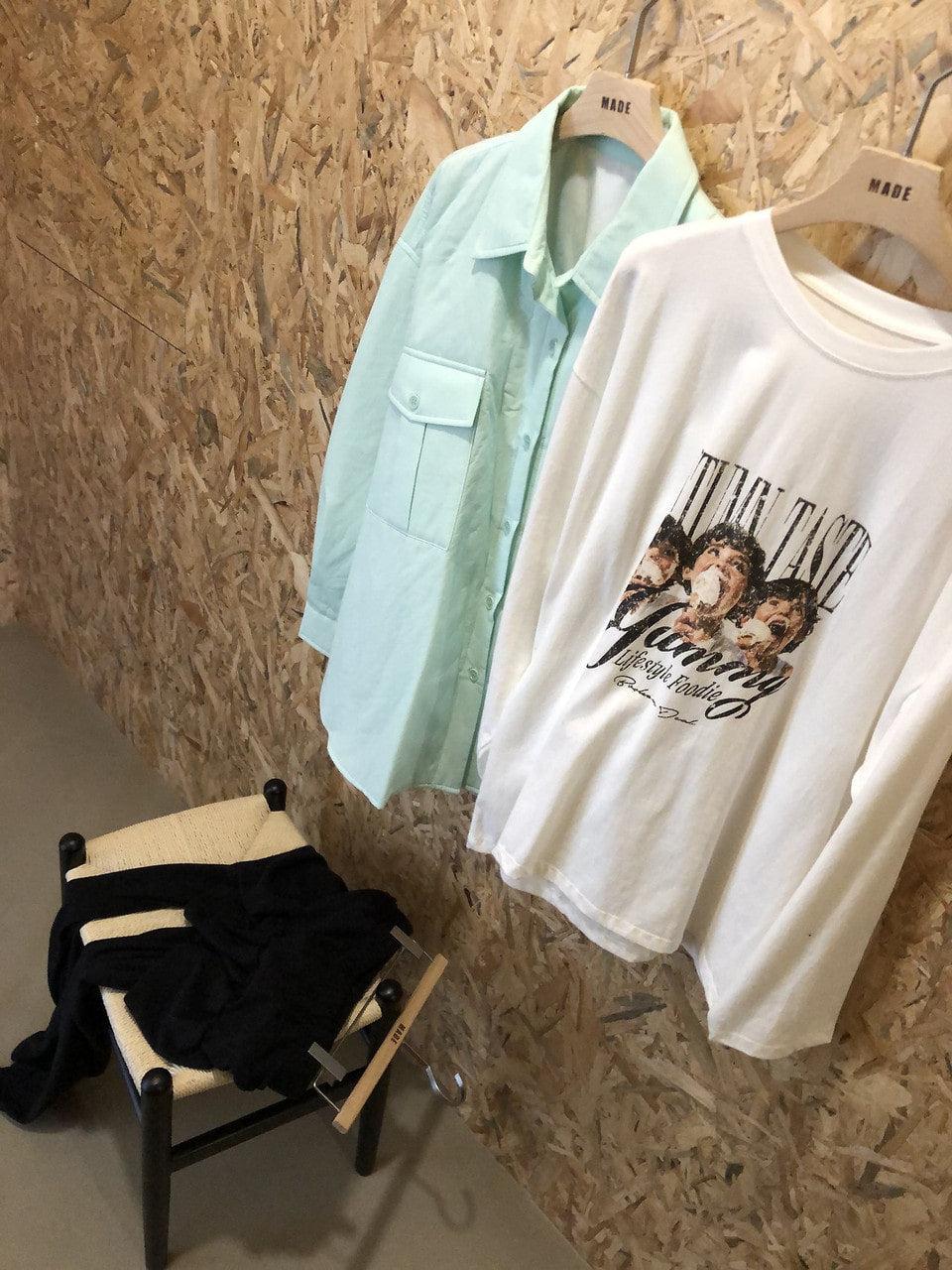 ホワイトのプリントロングスリーブTシャツ