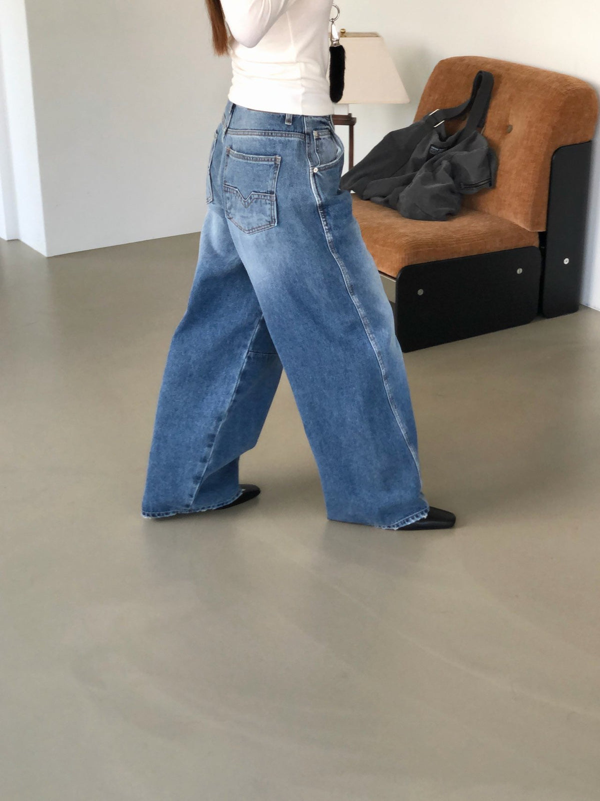 ワイドデニムパンツ 横から見たシルエット