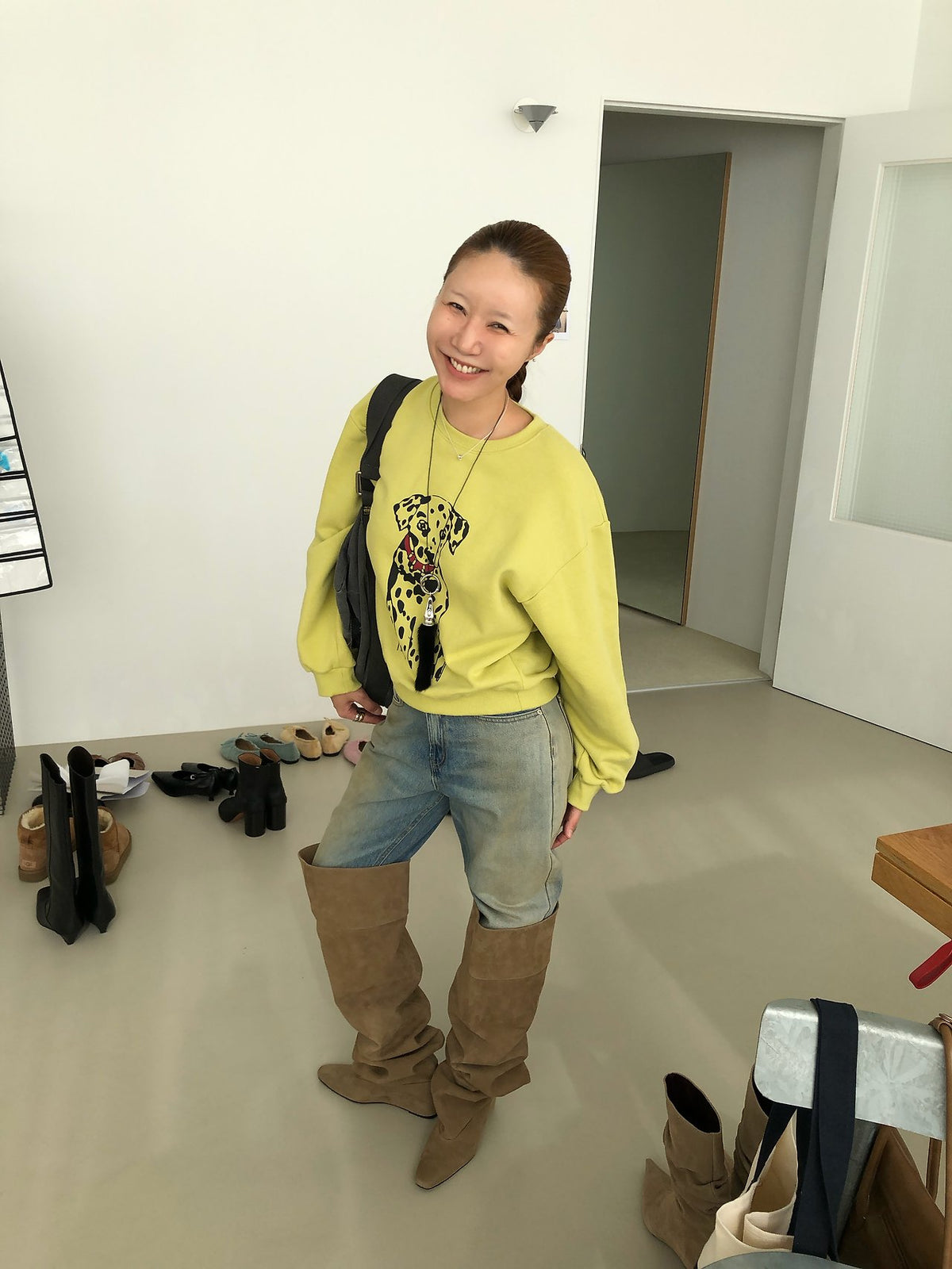 スウェットと合わせるワイドデニムコーデ