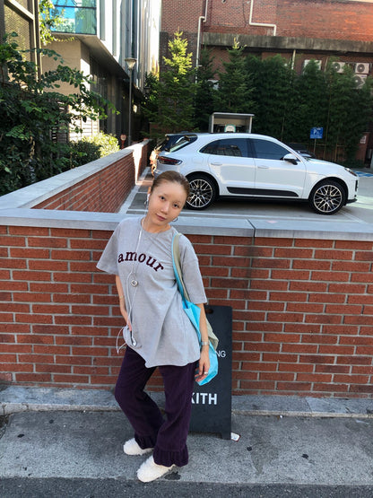 グレーTシャツのレディースストリートスタイル