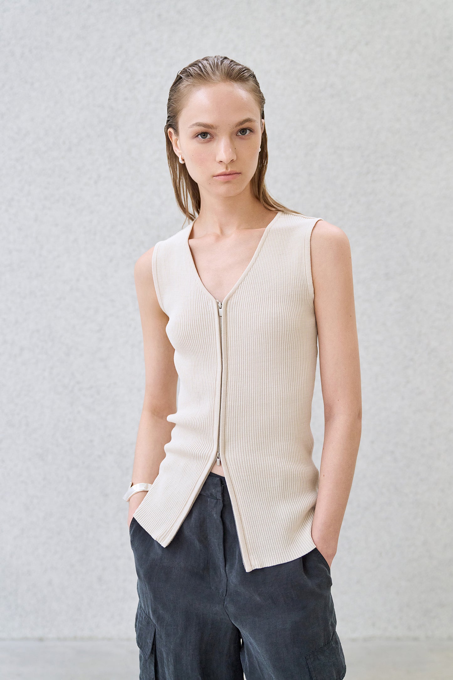 【BLOSSOM H COMPANY 2025SS】MOS ZIP-UP VEST