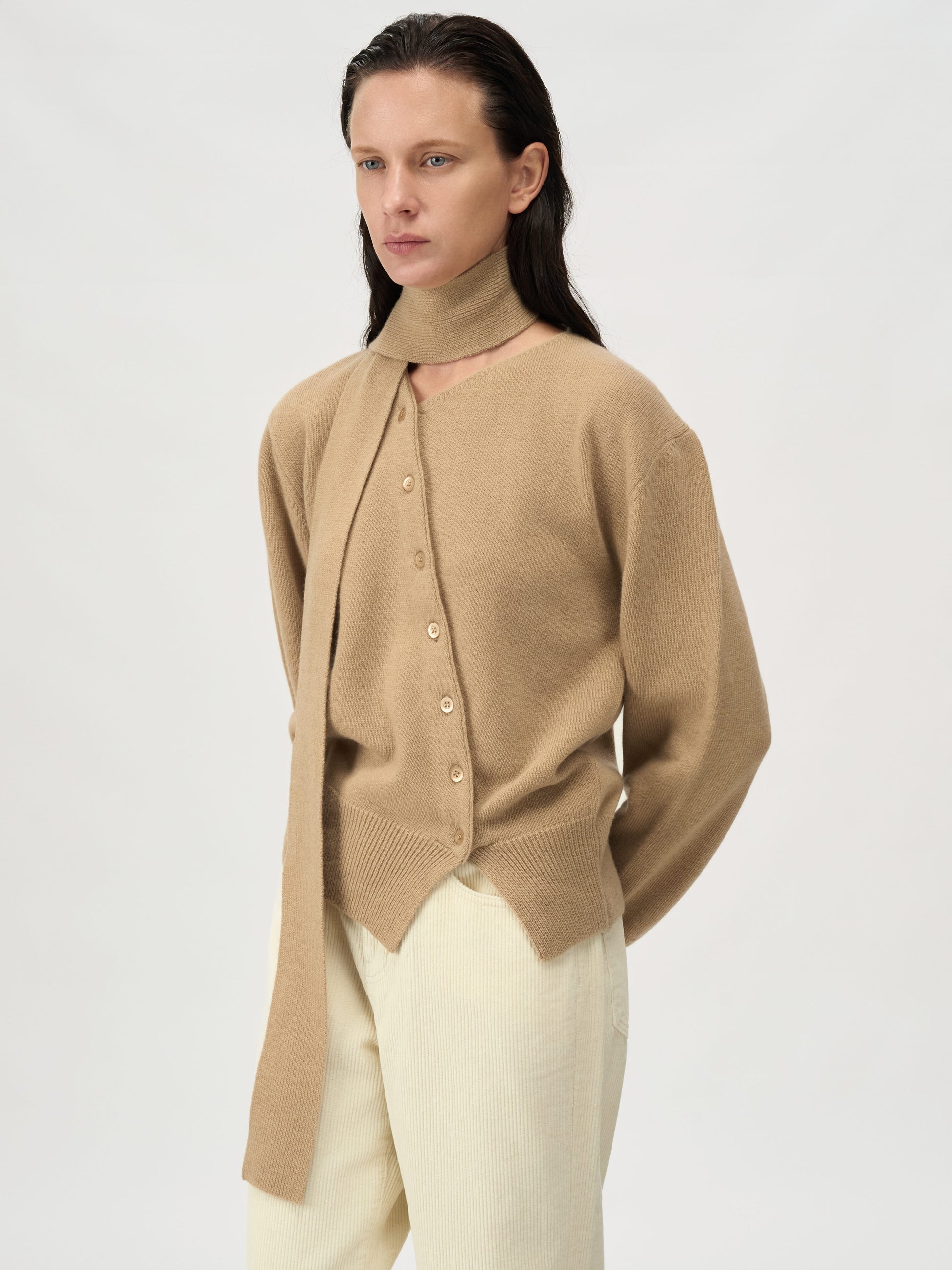 MAGJAY カーディガンの韓国ミニマルスタイル｜大人の秋冬ファッション
