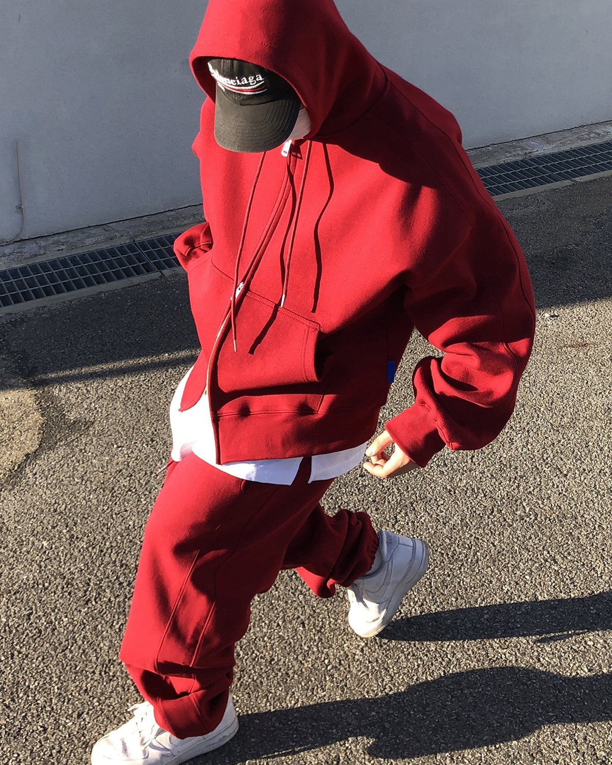 Red hoodie 2024 outfit men